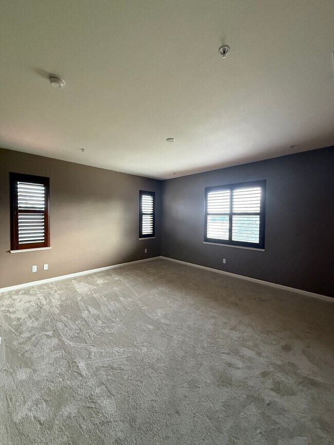 Building Photo - Private Cul-de-Sac Home in Gated Roseville Community with Views