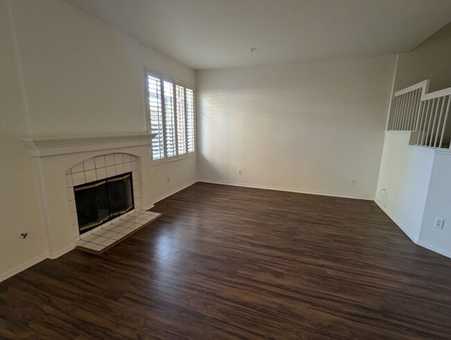 Building Photo - 2Bed 2.5 Bathroom Two Story Townhome at th...