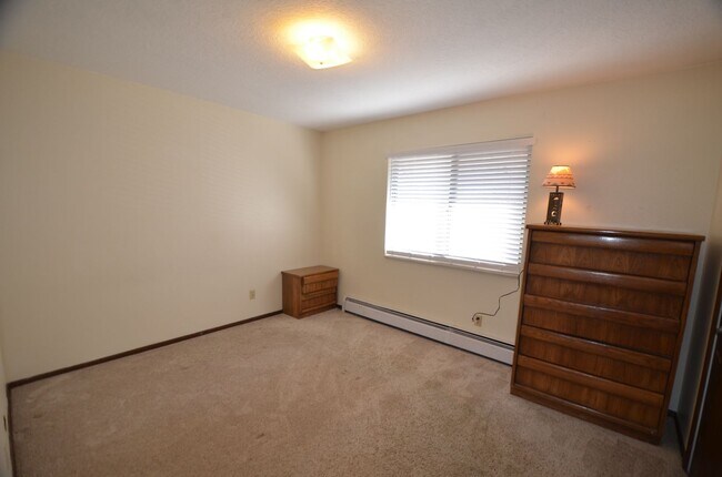 Building Photo - Dillon Valley East Condo! Great Natural Light!