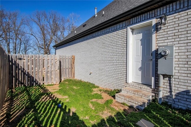 Building Photo - 3500 SW Lucretia Rd