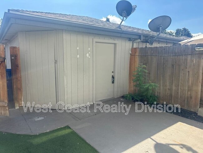 Building Photo - 10635 Aristocrat Ct