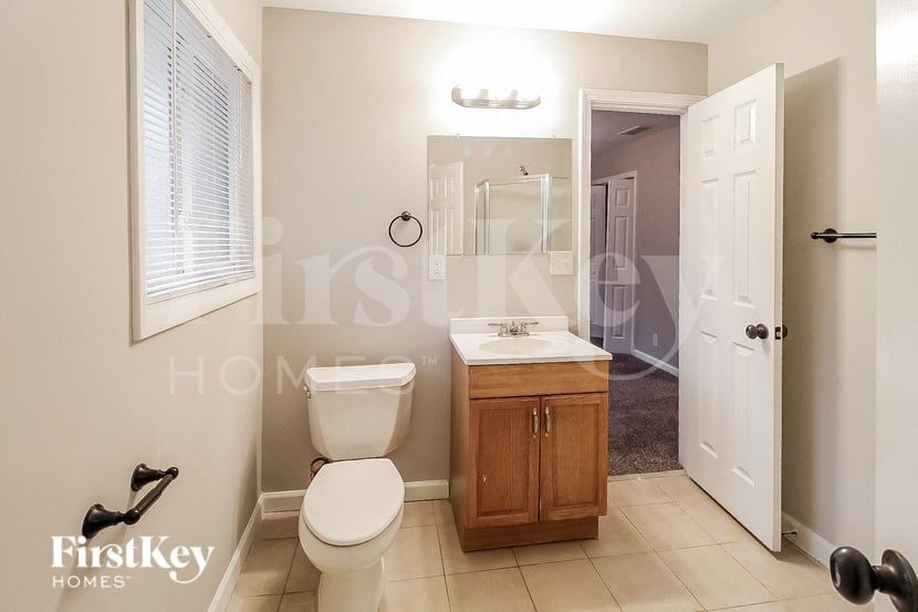 Building Photo - 2483 Kings Park Cir