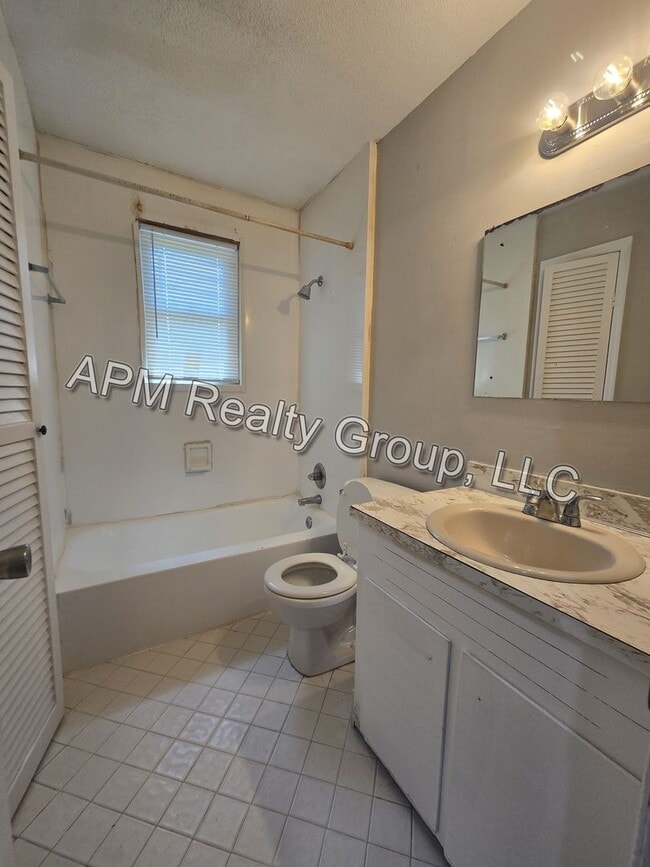 Building Photo - Recently renovated house off Leesburg