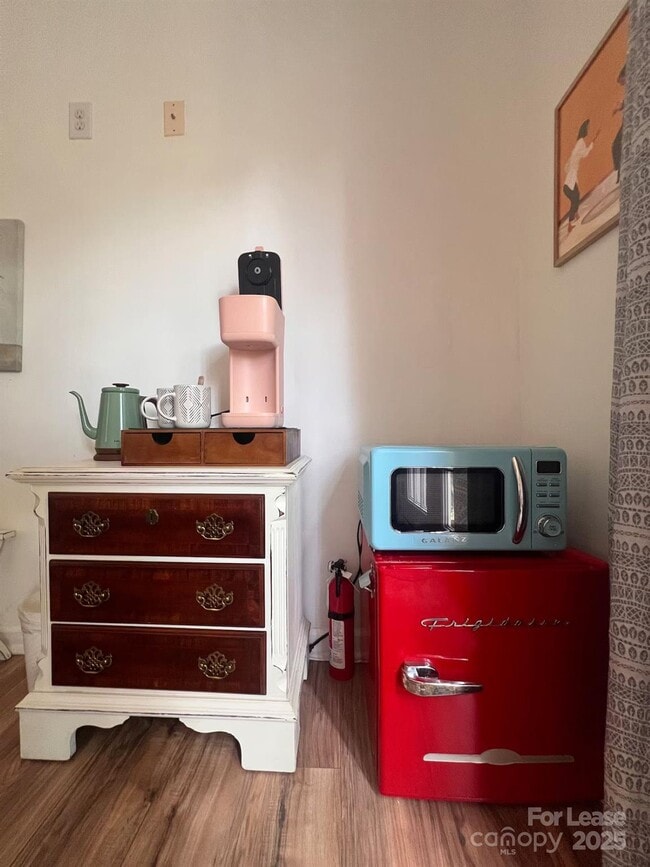 Building Photo - 817 E 17th St