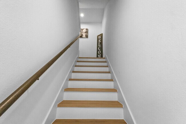 Building Photo - 6740 Peerless St