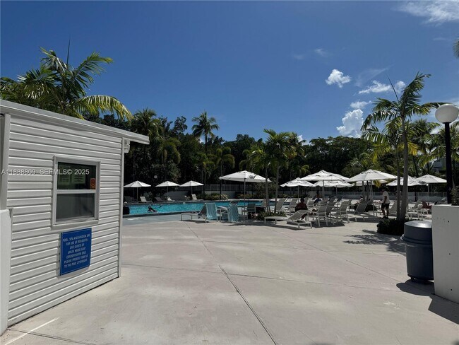 Building Photo - 100 Bayview Dr