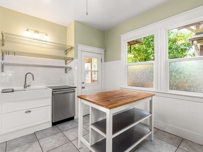 Building Photo - 5 bedroom, 2 bath in North Portland - Bois...