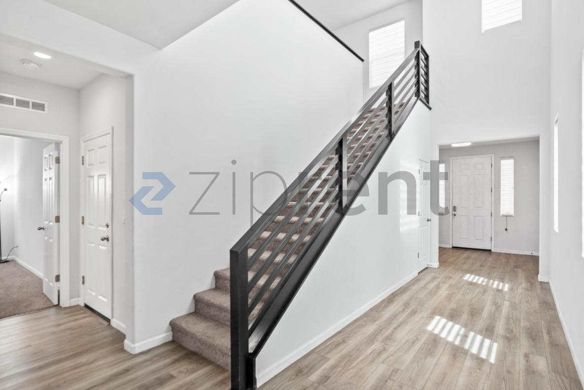 Building Photo - Unit