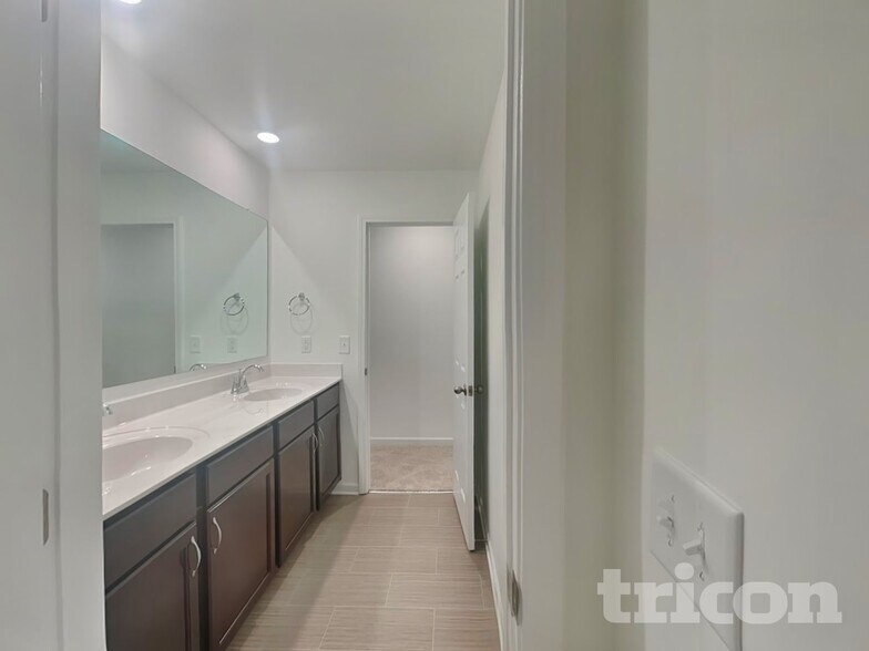 Building Photo - 177 Crabourne Dr