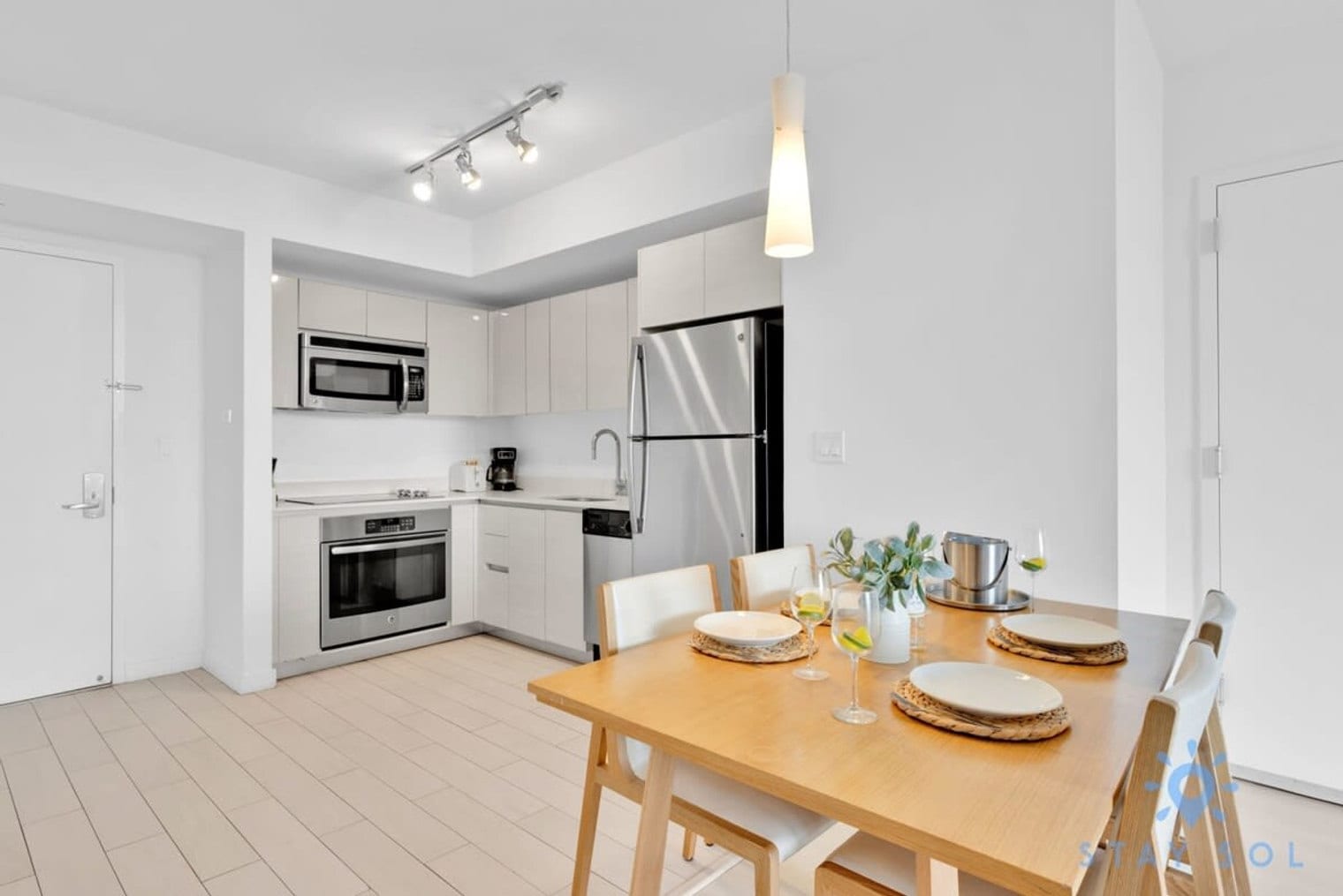 Building Photo - 2602 E Hallandale Beach Blvd