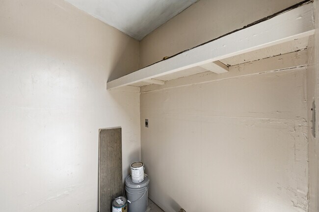 Building Photo - Centrally Located Townhome