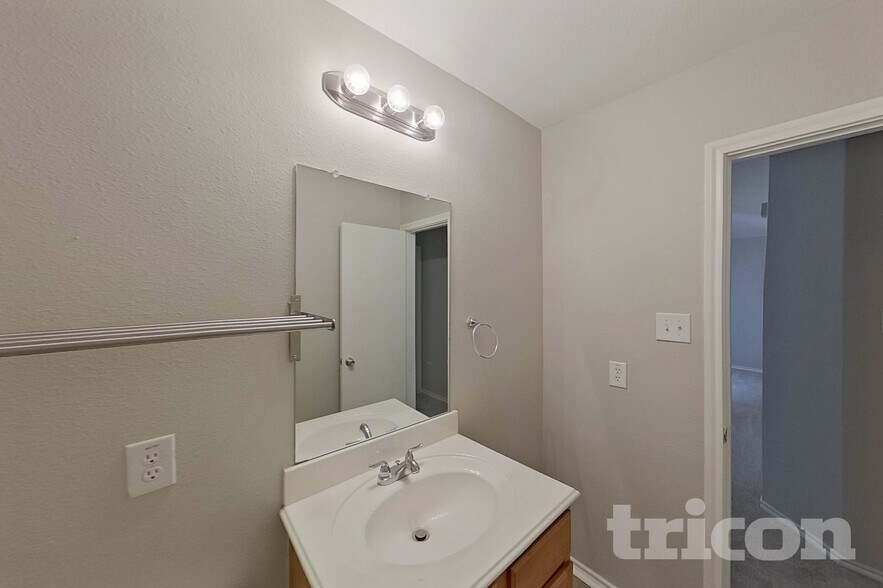 Building Photo - 216 Rambling Way