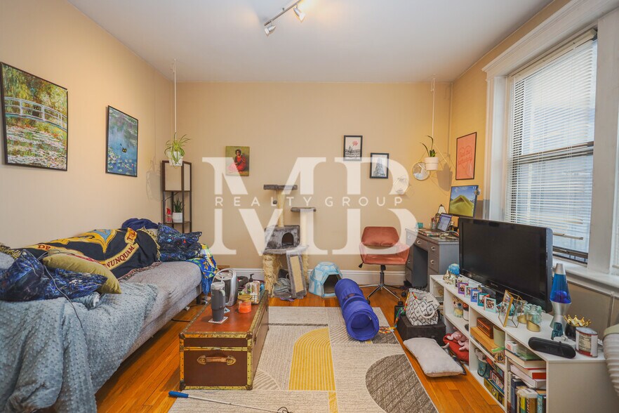 Building Photo - 11 Park Dr