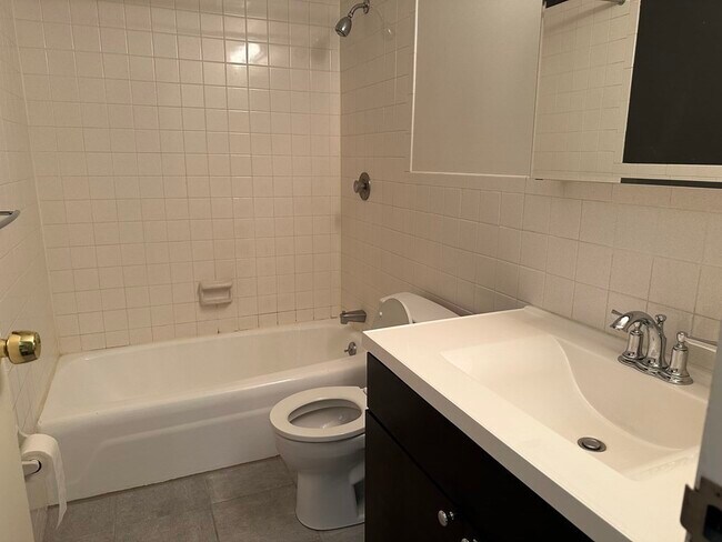 Building Photo - 2 Summit Dr