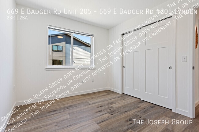 Building Photo - 669 E Badger Rd