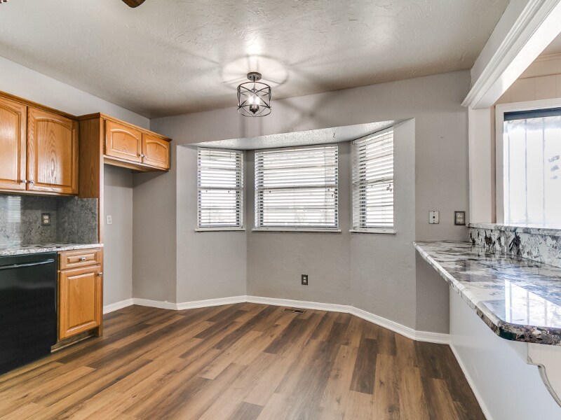 Building Photo - 6428 N Harvard Ave