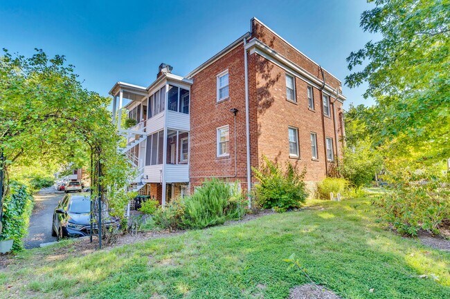 Building Photo - Updated Condo 3 Blocks from Metro