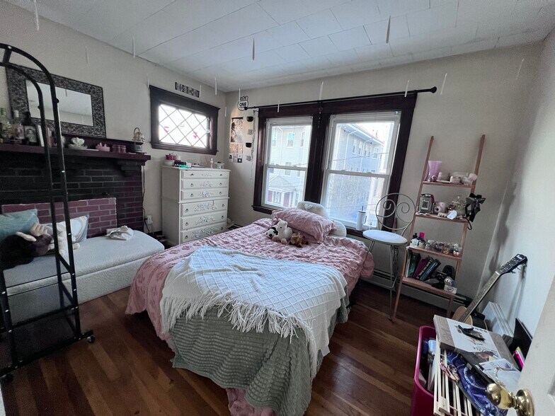 Building Photo - 19 Sunset St