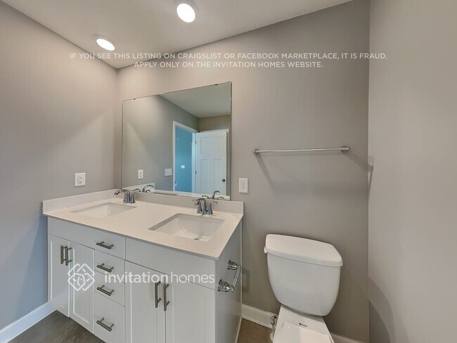 Building Photo - 10922 Glacier Ln N