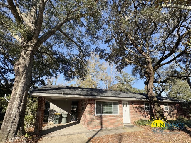 Building Photo - Updated 3 Bedroom Home in Fort Walton Beach!