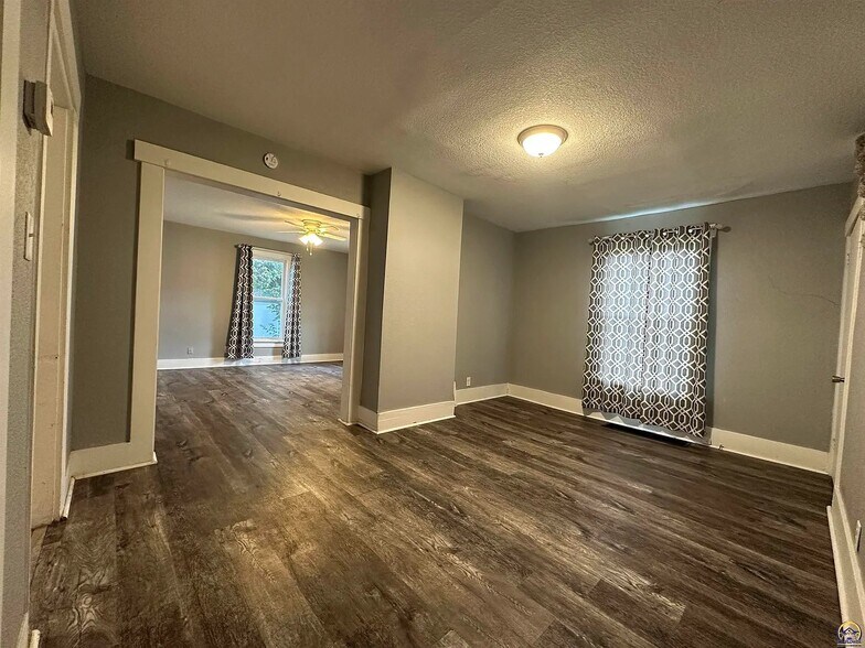 Building Photo - 3839 SW Sena Dr