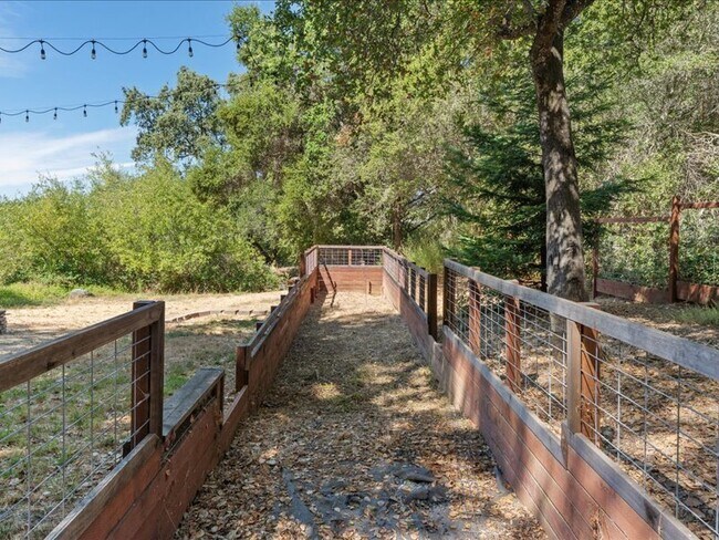 Building Photo - 910 Villa Chanticleer Rd