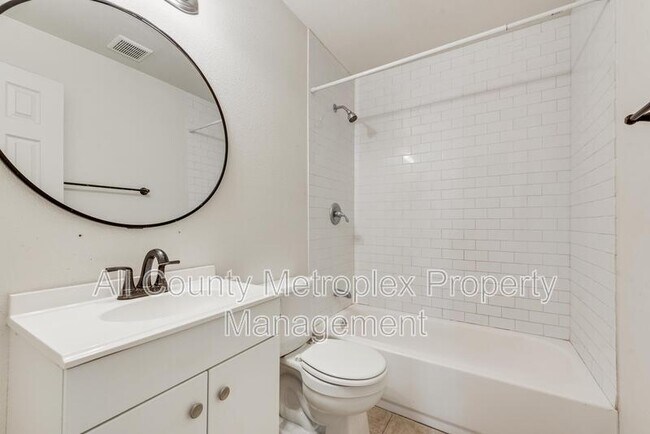 Building Photo - 1303 S Medora St