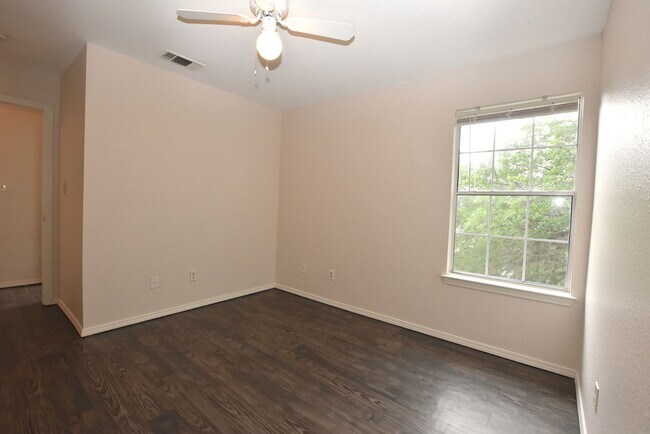 Building Photo - 921-923-923 Sagewood Trail