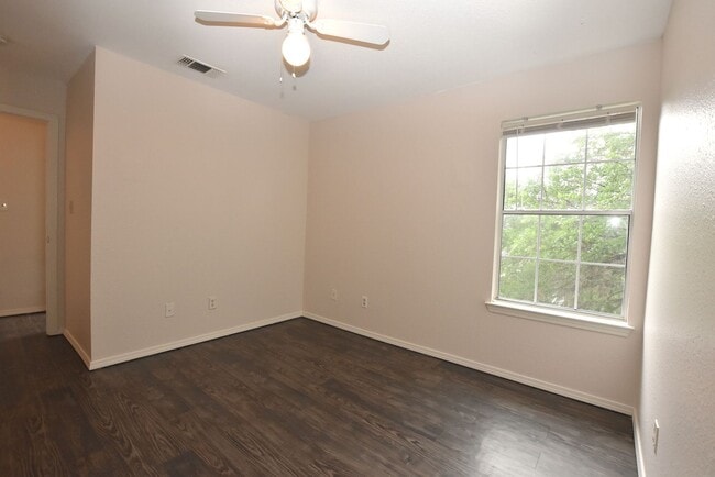 Building Photo - 921-923 Sagewood Trail