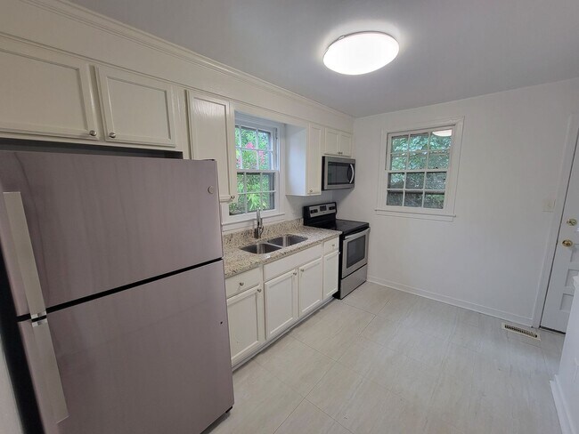 Building Photo - 2014 Bluemont Dr