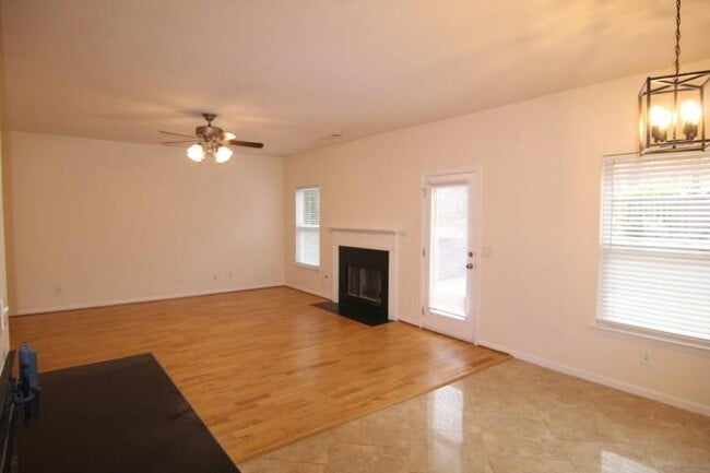 Building Photo - 700 Moonlight Way