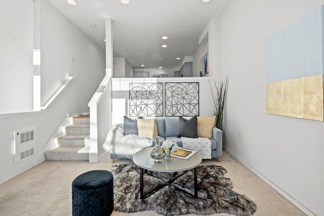 Building Photo - 3 bedroom Greenwood townhome with a view!