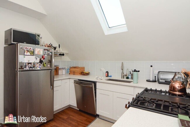 Primary Photo - 3031 N Hamlin Ave