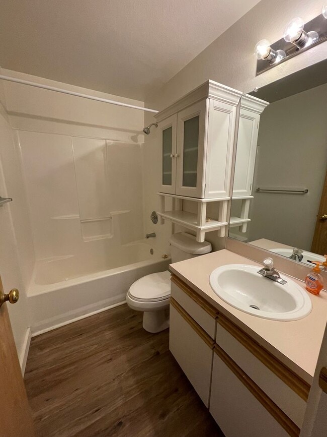 Building Photo - Updated 2 Bedroom, 1.5 Bath Apartment!