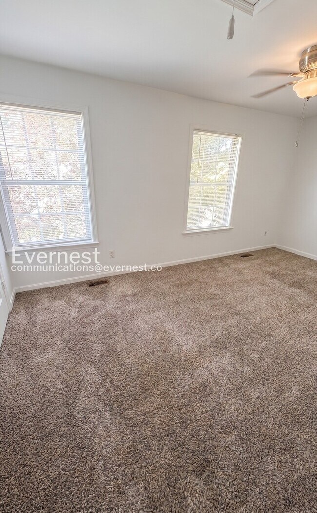 Building Photo - 3 Bed, 3.5 Bath Townhome with Modern Amenities / Available Now!