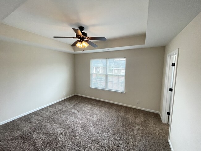 Building Photo - White House townhome- lawn care included, ...