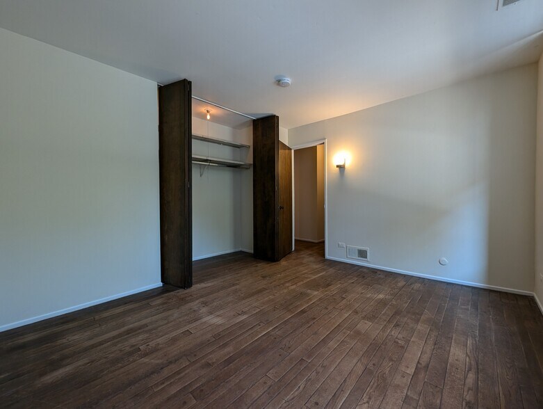 Building Photo - 600 W Surf St