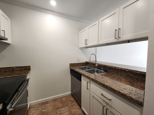Building Photo - 1 Bedroom 1 Bath Remodeled Condo Available...