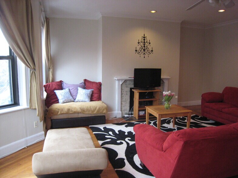 Building Photo - 39 Carlton St