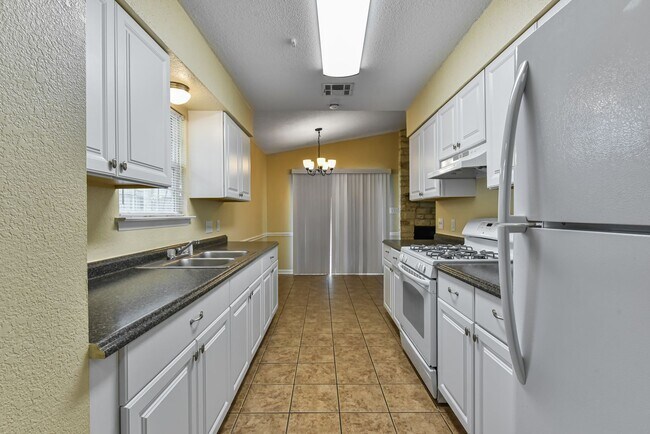 Building Photo - Cozy Living Awaits, 2BR/2BA Townhome with Fireplace