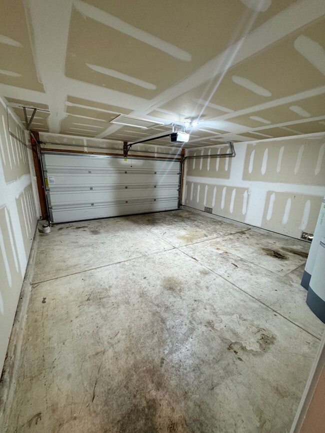 Building Photo - Ready for Move In! Spacious 4 bedroom 3 ba...