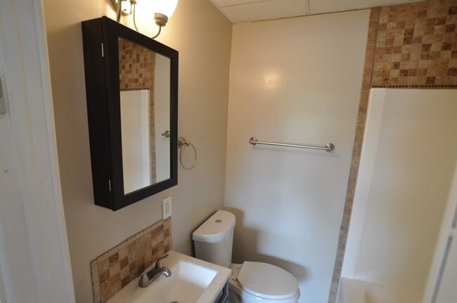 Building Photo - Large 1-Bedroom Apartment NO APPLICATION FEE!! (Beaver Falls)