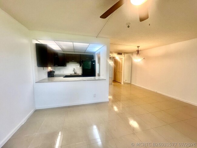 Building Photo - 517 Mansfield M