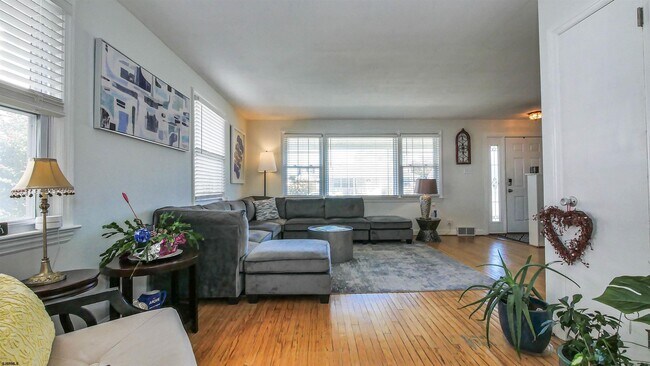 Building Photo - 410 N Mansfield Ave