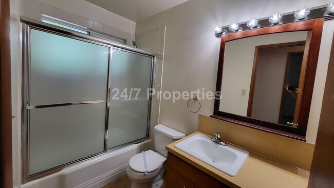 Building Photo - Beautiful 1 BD | 1 BA Apartment with a View - Near OHSU Campus!