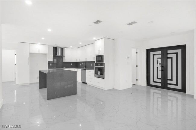 Primary Photo - 4943 Pelican Blvd
