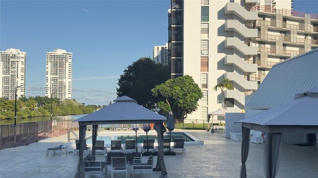 Building Photo - 3401 N Country Club Dr