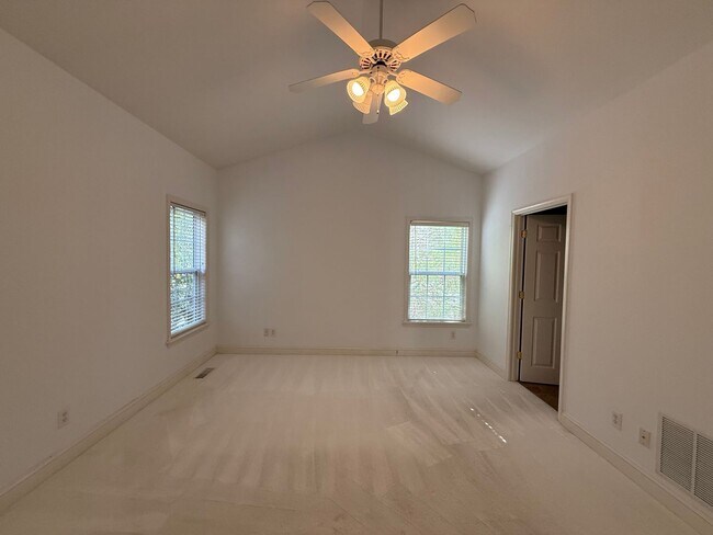 Building Photo - 935 Charter Oaks Dr