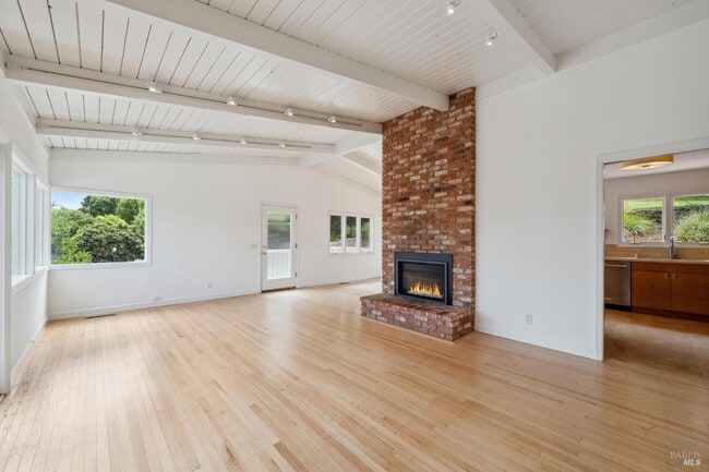 Building Photo - 125 Bayview Ave