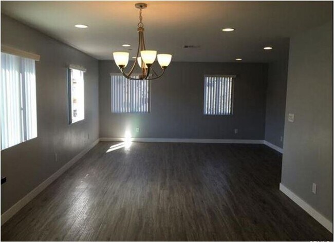 Building Photo - 3(2818)
